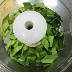 5 đến 6 lá dứa cắt nhỏ xay nhuyễn với 60ml nước. Sau đó lọc vắt lấy 50ml nước cốt. Trứng đánh tan với đường sau đó cho bột mì, bột bắp vào, trộn đều với hỗn hợp trứng.