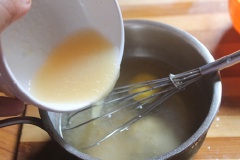 Chanh cắt đôi. Bột gelatine cho vào chén với nước, khuấy đều. Cho đường 470 ml nước, bắc lên bếp nấu sôi cho tan đường rồi thả 1/2 trái chanh vào, chế hỗn hợp gelatine vào nồi, khuấy đều, nấu sôi cho gelatine tan hoàn toàn. Sau đó tắt bếp, chế nước cốt chanh và màu chanh vào khuấy lên.