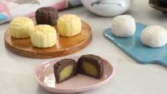 Sau khi đóng hết bánh, để bánh trong hộp kín, cất vào ngăn mát tủ lạnh khoảng 2 giờ để bánh ăn được ngon hơn.