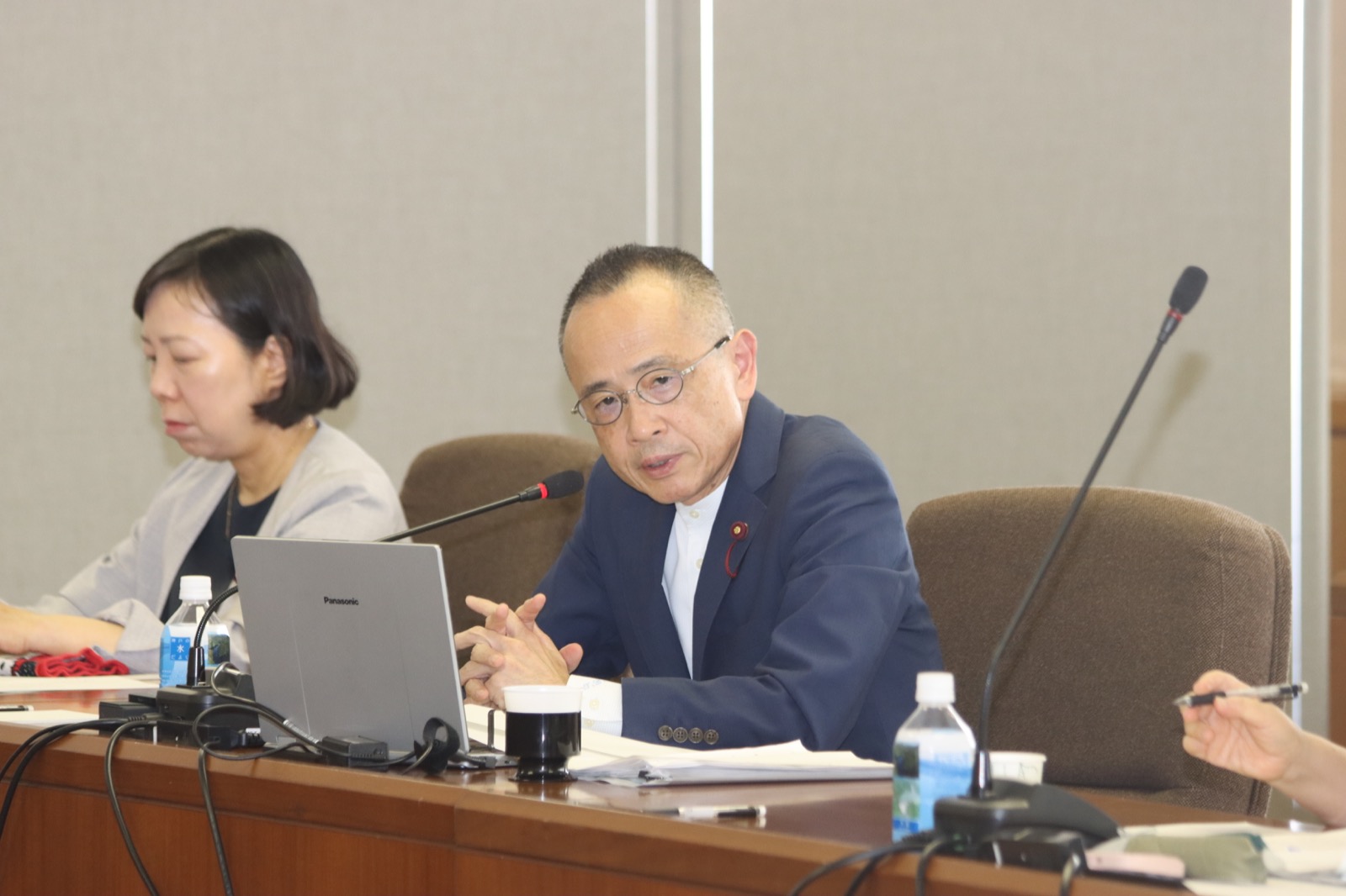 都市交通常任委員会で質問する堂下豊史