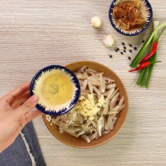 Cá cơm sau khi mua về sơ chế thật sạch, để cho ráo nước. Sau đó ướp với 1/2 muỗng cà phê muối, 1/2 muỗng canh hạt nêm,1/2 muỗng cà phê bột ngọt, 1/2 muỗng canh tỏi băm, 1 muỗng canh dầu ăn. Trộn đều ướp 15p cho thấm.