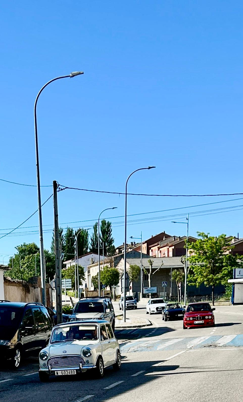 La caravana de coches clásicos despierta nostalgia y vida social en Tórtola de Henares
