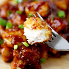 Rắc hành lá băm lên nữa là xong rồi, dọn dùng nóng với salad hoặc với cơm đều ngon. Gà sốt mè là một món ăn thơm ngon và hấp dẫn. Nguyên liệu dễ tìm, cách chế biến đơn giản mà không tốn nhiều thời gian, phù hợp cho trẻ em cũng như người lớn trong nhà.Các bạn hãy thử xem nhé.