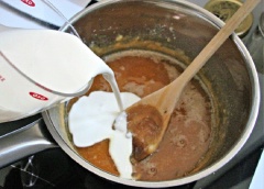 Khi bơ đã tan chảy thì chế heavy cream vào, liên tục dùng muỗng khuấy. Để caramel sôi 1 phút thì tắt bếp. Cuối cùng cho muối vào khuấy đều. Đợi sốt nguội cho vào hũ thủy tinh và dùng dần.