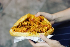 Cách làm bánh mì dân tổ: Nhồi nhân vừa xào vào bánh mì thêm ít dưa leo và ngò rí. Dùng 1 chiếc đũa dài ấn theo chiều dọc ổ bánh mì để nhân bánh mì không bị rơi vãi ra. Rắc thêm ít muối tiêu nếu thích. Vậy là không cần phải xếp hàng cả giờ mà bạn vẫn có được món bánh mì dân tổ lạ miệng ngon xuất sắc để thưởng thức rồi nhé.