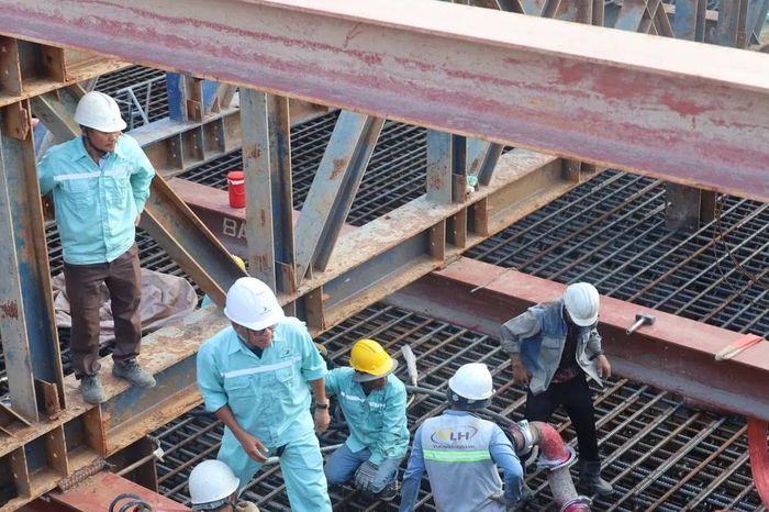 Cầu đi bộ qua sông Sài Gòn đổ bê tông bệ trụ chính - Báo Sài Gòn Giải Phóng