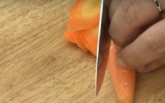 Cà rốt, củ sắn gọt vỏ, cắt nhỏ, để riêng.