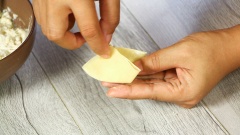 Chuẩn bị 1 chiếc tô sạch, cho lần lượt ức gà xé nhỏ, bắp nếp đã băm nhỏ, 5 miếng phô mai bò cười, 20gr đường, 2gr muối, 2gr tiêu xay vào tô, sau đó trộn đều cho phô mai và gia vị hòa quyện với các nguyên liệu khác. Chuẩn bị sẵn vỏ sủi cảo (hay gọi là vỏ hoành thánh), cho 1 số lượng nhân vừa đủ vào chính giữa, phết 1 ít nước xung quanh viền để kết dính sau đó gấp thành hình dáng mà bạn muốn.