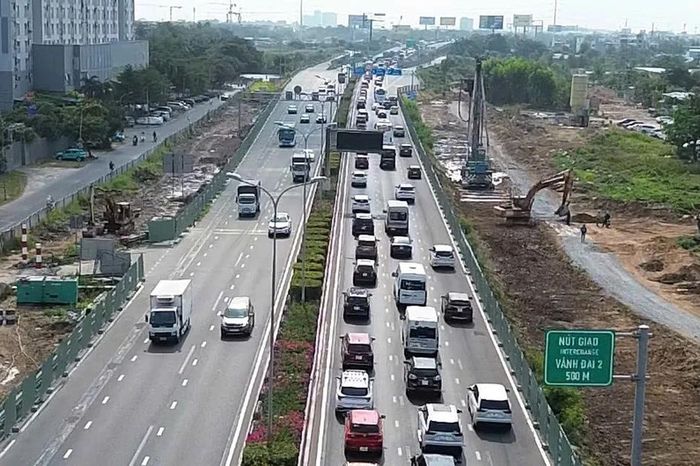 CLIP: Cửa ngõ TPHCM ùn ứ ngày đầu nghỉ lễ, dòng xe nhích từng chút - Báo Tiền Phong