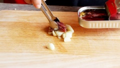 Băm nhuyễn 10gr tỏi cùng với 10gr cá hộp Anchovy rồi đem trộn chung với 100gr mayonnaise, 20gr bột phô mai parmesan, 5gr mù tạt Dijon, 5gr vỏ chanh vàng, 15ml nước cốt chanh vàng. Trộn lên tạo thành hỗn hợp có màu trắng ngà như hình.