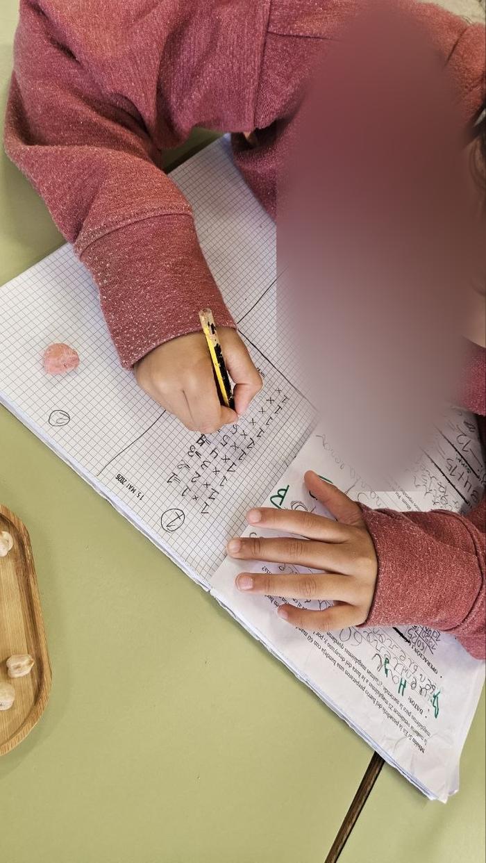 Alumnado realizando exercicios de escritura e cálculo na aula