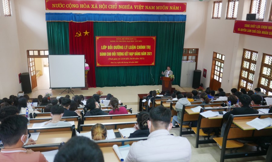Đảng ủy Trường Đại học Tây Bắc tổ chức thành công lớp Bồi dưỡng Lý luận chính trị dành cho đối tượng kết nạp Đảng năm 2021