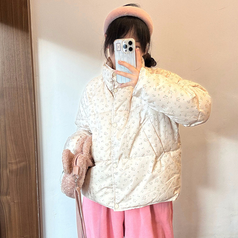 Short women's puffer jacket with floral pattern, oversized fit