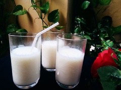 Để nguội, cho ra cốc và thưởng thức! Khi uống bạn sẽ thấy có mùi thơm ngon béo ngậy của bắp và sữa. Nếu thích uống lạnh các bạn có thể cho thêm đá hay để vào ngăn mát tủ lạnh.