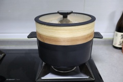 Chia bột thành 6 phần bằng nhau, vo tròn tạo hình cho bột, tùy theo kích thước nồi hấp và sở thích của cá nhân. Đặt bột vào nồi, hấp khoảng 20 phút, bánh bao nở gấp 1.5 kích thước ban đầu. Bánh chín, để trong nồi thêm 5 phút.