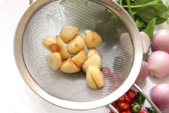 Phi lê cá mua về rửa sạch, để ráo sau đó cho ra dĩa ướp cùng tiêu và muối biển. Cho rượu vang trắng vào trộn cùng với 1.5 muỗng cà phê đường, 1 muông canh nước mắm. Tỏi bóc sạch vỏ, cắt đôi. Thực hiện tương tự với hành tím, nếu củ nhỏ thì để nguyên còn củ to thì có thể cắt đôi. Ớt thái hạt lựu. Lá húng ngắt nhỏ. Bắc chảo lên bếp cùng một lượng vừa phải dầu ăn. Khi dầu nóng đều thì cho tỏi vào chiên vàng rồi vớt ra để ráo.