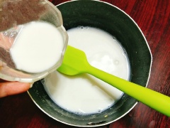 Cho sữa tươi vào nồi, thêm đường và cho đậu tán nhuyễn vào khuấy đều hỗn hợp, bật bếp lửa nhỏ vừa sau đó vừa nấu vừa khuấy để đậu không bị dính đáy nồi nhé. Trong khi đó bạn cho trộn chung bột bắp, bột mì và 50ml nước khuấy đều sau đó chế từ từ vào nồi sữa đậu, nấu cho vừa sôi là tắt bếp, cho gói bột đậu xanh vào khuấy đều và để cho nồi sữa nguội bớt thì cho nước cốt dừa vào khuấy đều là xong.
