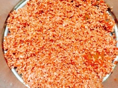 Cho gạo nếp đã ngâm vào phần thịt gấc, trộn đều và kỹ để gạo nếp ngấm màu đỏ từ thịt gấc. Chuẩn bị sẵn nồi hấp, cho gạo nếp vào chõ, đặt lên bếp hấp trong khoảng 20 phút, thỉnh thoảng dùng đũa xới gạo lên cho xôi gấc chín đều. Khi xôi đã chín mềm và dẻo, các bạn cho đường vào và trộn đều. Đậy vung tiếp tục đồ xôi thêm 10 phút cho đường tan, ngấm hết vào từng hạt xôi. Tiếp tục cho mỡ gà hoặc dầu mè vào xôi gấc, trộn đều và đồ thêm 5-7 phút nữa cho hạt xôi ngấm dầu mỡ, căng mọng.