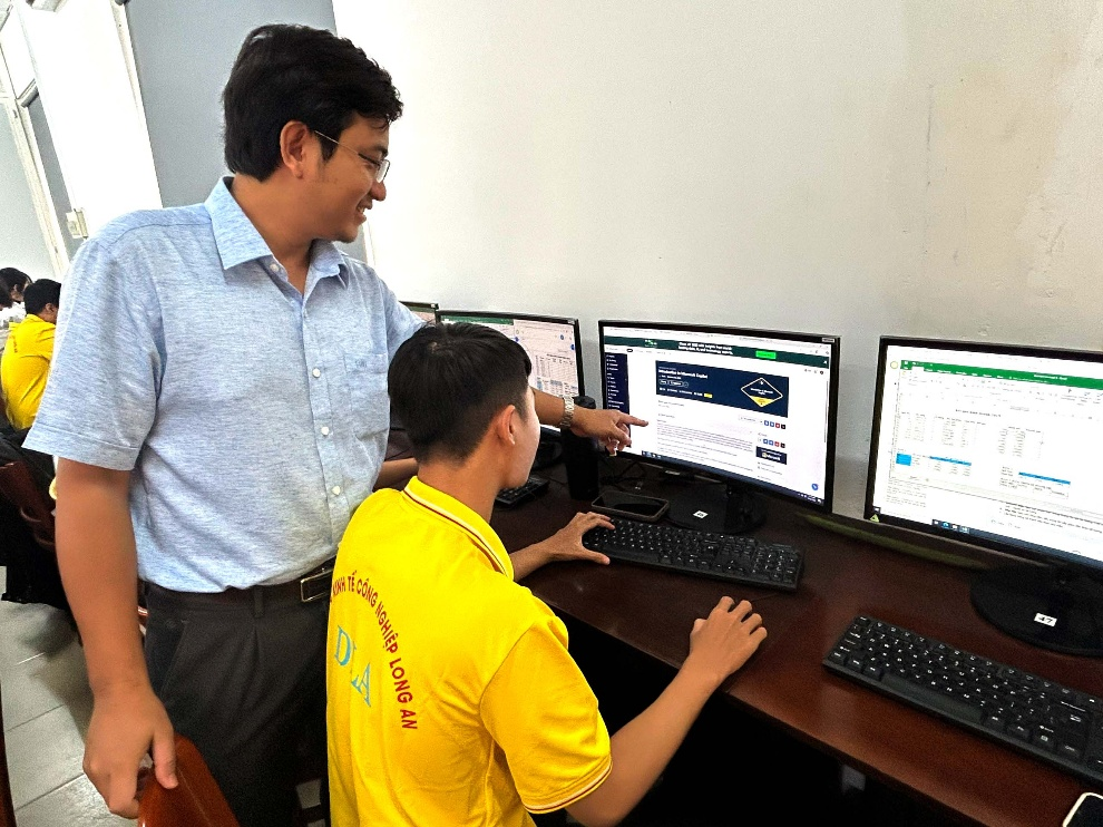 Giảng viên hướng dẫn sinh viên tham gia khóa đào tạo “Introduction to Microsoft Copilot”