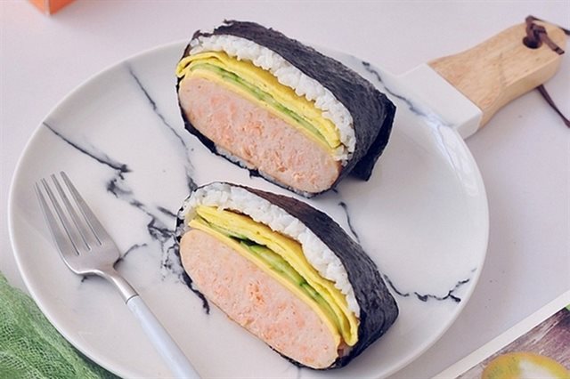Cơm Nắm Xúc Xích Trứng