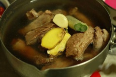 Sườn heo mua về chặt thành những miếng vừa ăn, chần sườn heo vừa chặt qua nước sôi rồi rửa sạch. Cho sườn, gừng, tỏi đập dập, hành cắt khúc, hắc xì dầu, mật ong, đường, hạt tiêu, nước dùng gà vào nồi. Đun sôi khoảng 30 phút. vặn lửa nhỏ, đun liu diu.