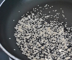 Trứng gà luộc chín, bổ đôi. Mè trắng và mè đen cho lên chảo, rang thơm. Rau xà lách rửa sạch, để ráo rồi cắt miếng vừa ăn.
