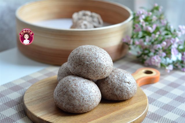 Bánh Bao Gạo Lứt Mè Đen Hấp