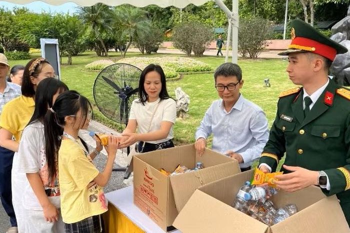 Tặng 45.000 suất quà cho người dân viếng Lăng Bác - Đài Phát thanh và truyền hình Hà Nội