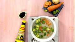 Rửa sạch rau củ: 30gr cà rốt, 30gr ớt chuông vàng, 30gr ớt chuông đỏ, 30gr hành tây tiếp đó cắt thành hạt lựu vừa ăn. Sau khi cắt rau củ xong, bạn bắc nước sôi luộc 2 phút và đem trụng sơ qua nước lạnh, vớt ra để ráo.