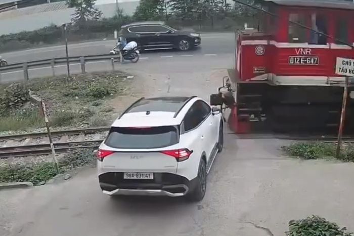 Clip ô tô băng qua đường sắt bị tàu hỏa tông - Báo Pháp Luật TP.HCM