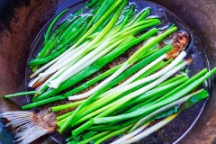 Sau đó đặt lại cá đã chiên vào chảo, chế rượu vang vào và om cá (rượu vang sẽ giúp làm giảm mùi tanh và tăng thêm hương vị, dinh dưỡng cho món ăn). Nêm thêm muối, nước tương và om trên lửa lớn. Khi nước sôi thì cho hành lá vào nấu tiếp ở lửa nhỏ khoảng 15 phút là xong nha.