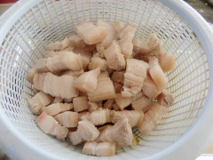 Nấu 1 nồi nước với chút muối và lát chanh. Khi nước sôi cho thịt vào luộc sơ 1 phút rồi đổ ra rổ để ráo. Luộc sơ thịt với miếng chanh rồi trút ra rổ cho ráo.