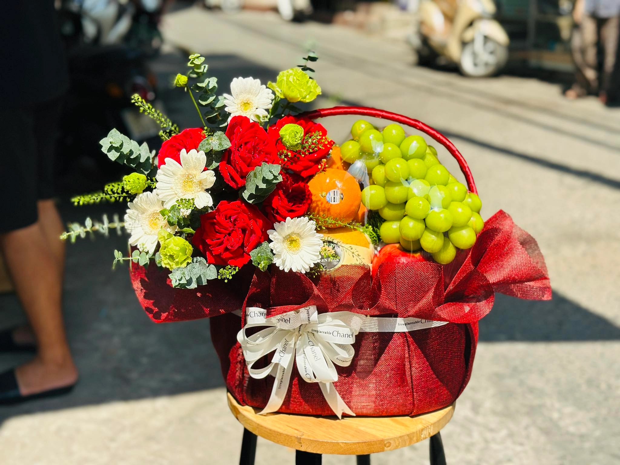 Giỏ trái cây kèm hoa tươi nk57
