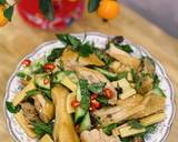 Khi ăn bỏ rau thơm vào cùng, trộn đều, cắt thêm ớt nếu ăn được cay. Món gà có vị đậm đà của nước mắm, thơm của quất, cay cay của măng cùng với rau thơm các loại sẽ rất đưa mồi.
