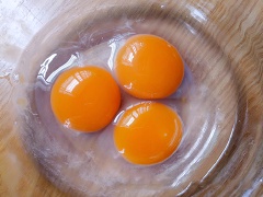 Hành lá, ngò rí rửa sạch, thái nhỏ. Đập trứng vào bát, cho hành lá và bfos rí vào, thêm 1/2 muỗng cà phê hạt nêm rồi dùng đũa đánh tan.