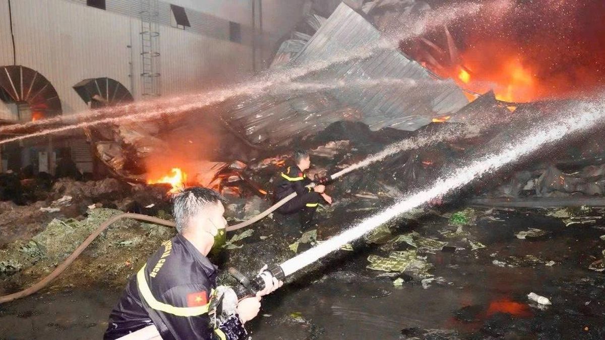 Gần 100 cảnh sát xuyên đêm chữa cháy nhà xưởng trong KCN ở Phú Thọ - Báo Tri thức &amp; Cuộc sống