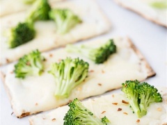 Cuối cùng, đem nướng trên lửa vừa là được. Pizza chín đem ra và thưởng thức luôn nhé!