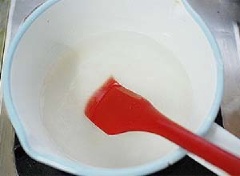 Đun sôi 1.5 lít nước với 150g đường và 10g bột rau câu rồi chia làm 2 phần. Một phần hòa tan với bột cà phê. Phần còn lại thì hòa tan với bột trà xanh. Đổ mỗi hỗn hợp ra khuôn chờ nguội rồi đặt vào tủ lạnh để đông lại.