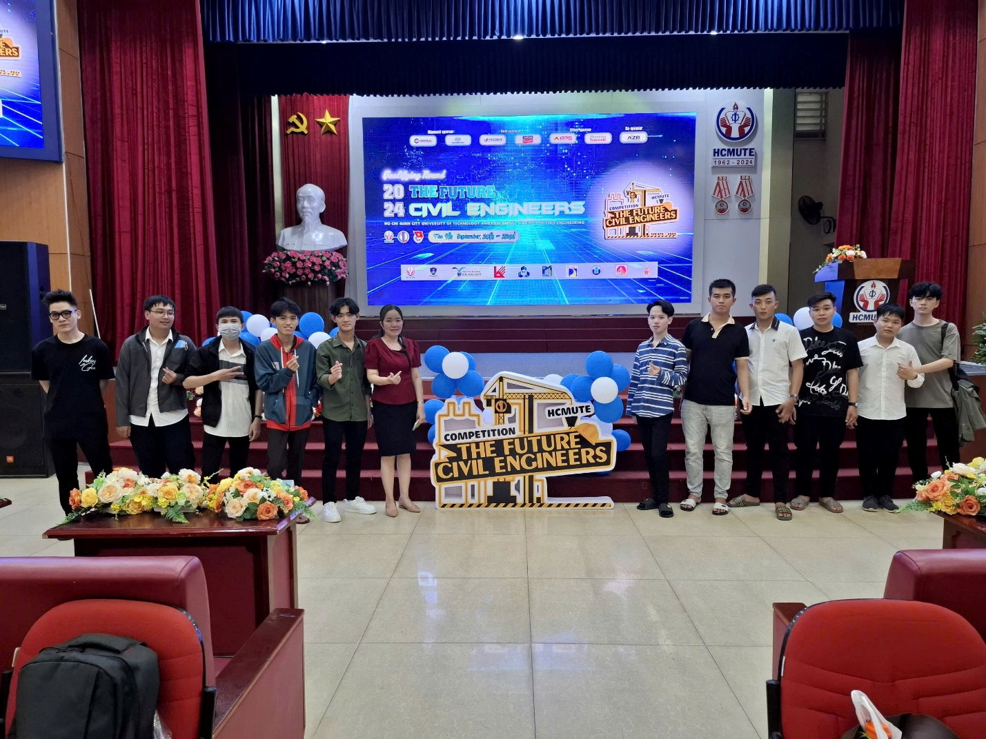 Chụp ảnh lưu niệm tại hội trường