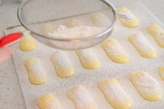 Cho hỗn hợp trứng bột vào bao bắt bông kem với típ dạng tròn 1.3cm, bóp bột ra thành 1 đường dài, rây đường bột lên bánh. Nướng bánh trong 15-18 phút tùy bánh nhỏ hay lớn, bánh chín sẽ vàng đều 2 mặt và có độ giòn bên ngoài bánh và mềm bên trong.