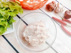 Cà chua, đậu bắp rửa sạch, cắt cuống. Cà chua cắt múi cau, đậu bắp xắt miếng xéo. Hành lá, rau răm, thì là rửa sạch, xắt nhỏ. Măng chua rửa sạch, đem luộc sơ để măng bớt đắng, khử độc trong măng rồi vớt ra xả lại, vắt ráo. 300g chả cá thác lác quết cho thật dai rồi vo thành từng viên tròn vừa ăn.