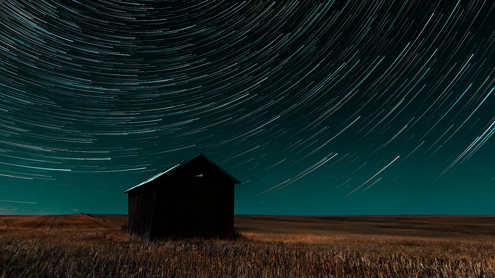 Star Trails Over Rustic Barn - Astro Photography 4K Wallpaper (3840x2160)