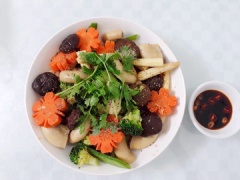 Cho tất cả ra dĩa, thêm vài cọng ngò và ít tiêu đen lên mặt là có thể ăn rồi nha. Món này sẽ ăn kèm với nước tương và ớt sẽ làm tăng thêm độ hấp dẫn của món ăn. Nhanh tay lưu ngay công thức lại chị em nhé.