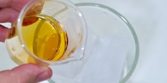 Cho đá viên vào cốc thủy tinh, sau đó rót 20ml rượu Rum vào đó. Thêm 20ml nước cốt chanh. Tiếp theo, đổ Coca-Cola vào. Cuối cùng, cho nước cốt dừa dừa lên trên cùng cốc thủy tinh. Vậy là hoàn thành.