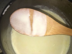Đun nồi kem ở lửa vừa và khuấy liên tục (nhưng không đun sôi). Đun cho các nguyên liệu hơi sánh lại là được. Cho việt quất khô vào khuôn kem sau đó đổ hỗn hợp kem đã nấu vào khuôn, tiếp đó đặt que kem vào. Để khay kem vào ngăn đá tủ lạnh khoảng 8 giờ cho kem đông cứng lại là được.