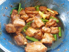 Đun nóng 1 muỗng canh dầu, cho tỏi và hành tím băm vào, xào thơm. Sau đó cho sườn vào xào săn 5-7 phút. Cuối cùng cho hết chén sốt cam vào đậy nắp rim nhỏ lửa cho đến khi sườn chín, sốt sánh bám quanh miếng sườn. Cho hành lá cắt khúc vào, tắt bếp.
