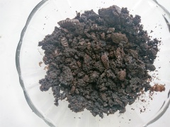 Bánh Creamo bạn tách riêng phần kem vani và bánh chocolate. Sau đó bạn thêm sữa ấm vào phần bánh và vani, khuấy đều cho vani tan chảy, phần bánh bạn dùng muỗng miết cho bánh thật nhuyễn.