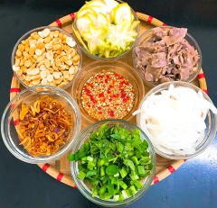 Sơ chế nguyên liệu. Thịt bò cho vào chảo làm nóng, bò tái (đừng làm chín quá sẽ bị dai), cho ra chén. Rau thơm cắt nhuyễn. Hành tây bóc vỏ thái khoanh tròn. Khế và chuối xắt lát mỏng vừa. Đậu phộng rang bóc vỏ.