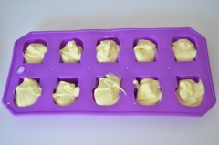 Cho chocolate nóng chảy vào đầy khuôn hình sọ người, để nguội rồi cho vào tủ lạnh khoảng 1-2 tiếng đồng hồ.
