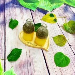 Cho nước ép thơm hạt chia mát lạnh vào ly. Uống liền thì cho vài viên đá nhỏ hoặc để lạnh ngăn mát trước khi uống. Xin mời...💁‍♀️